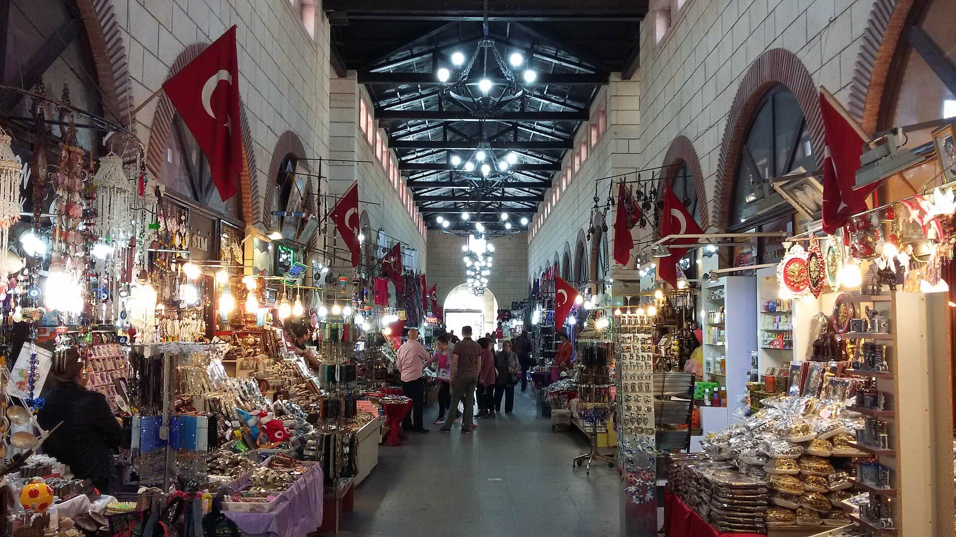 السوق المرايا (آينالي تشارشي)