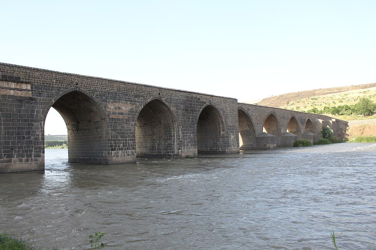 جسر العيون العشر على دجلة