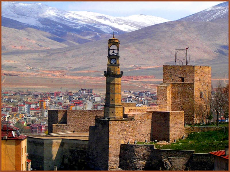 قلعة نيدة وبرج الساعة