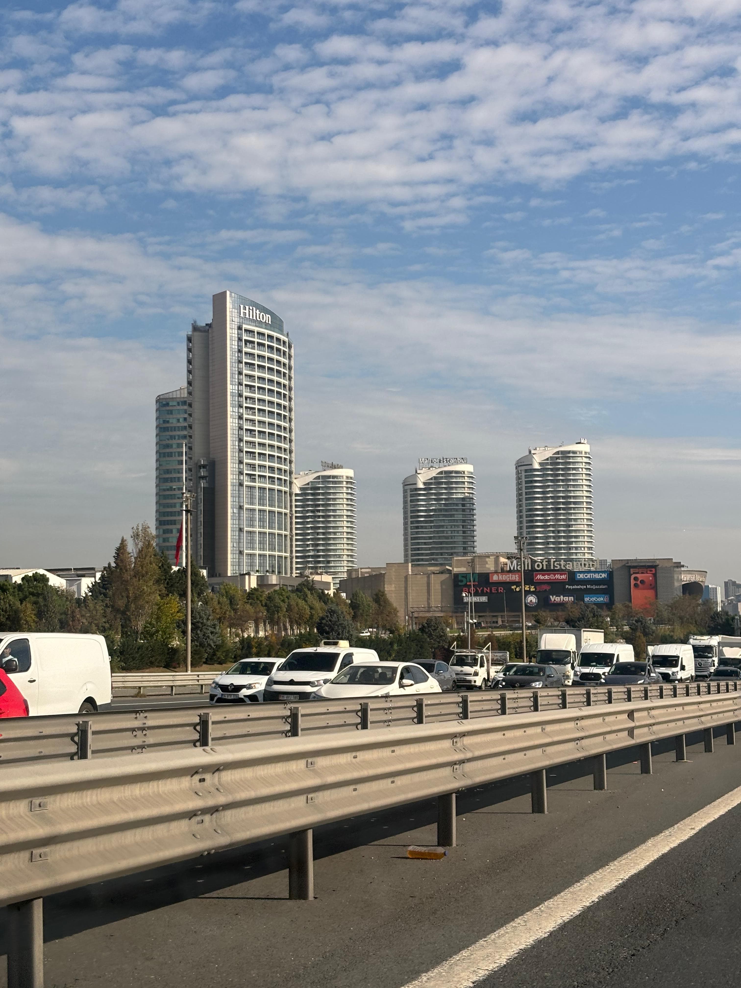 واجهة مول أوف إسطنبول من الطريق السريع