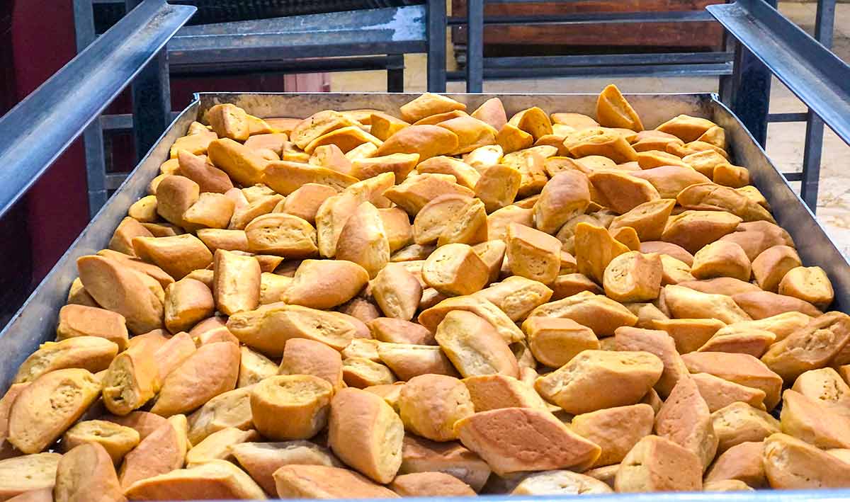 خبز كوروسو بيبازاري خارجًا من الفرن